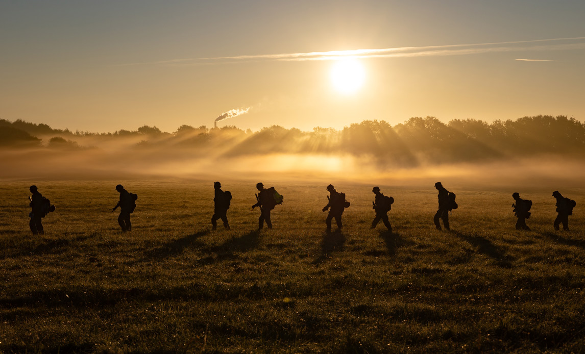 Værnepligtige fra Trænregimentet går på enkeltkolonne under deres prestur "Cimbertogtet".