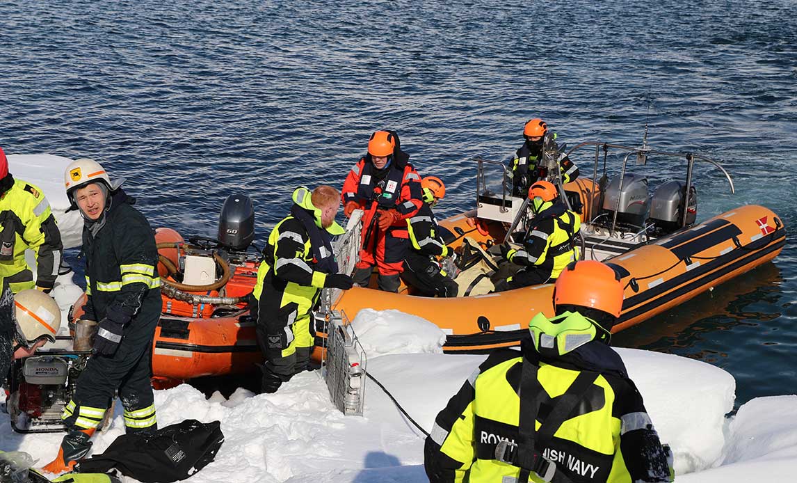 Øvelse Tappik, der træner redning til søs indenskærs i Grønland, stiller store krav til samarbejdet mellem de politikutterne, søværnets skibe, Beredskabet i Nuuk og Arktisk Kommando. Første øvelse i år var tilrettelagt af politiet.