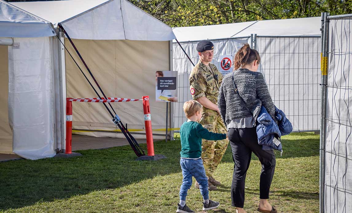 Hærens soldater støtter civilsamfundet ved de hvide coronavirus/covid-19 testtelte.