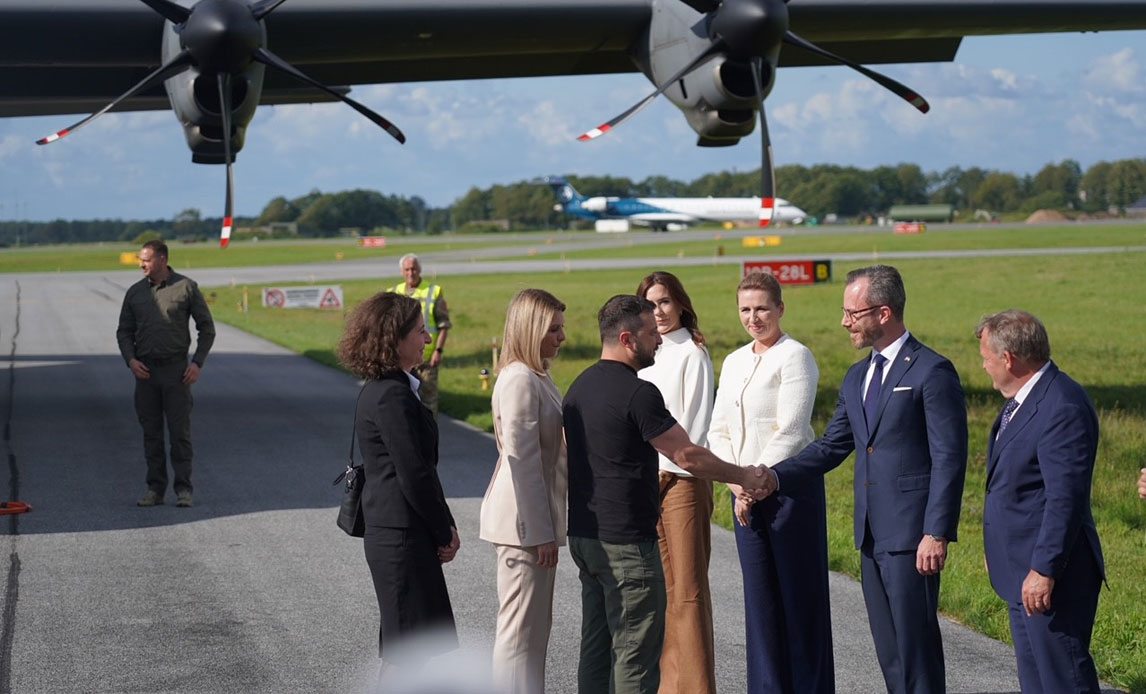 Volodymyr Zelenskyj landede i Skrydstrup sammen med sin kone Olena og blev taget imod af kronprinsesse Mary og statsminister Mette Frederiksen (S), forsvarsmininister Jakob Ellemann-Jensen (V) og udenrigsminister Lars Løkke Rasmussen (M).