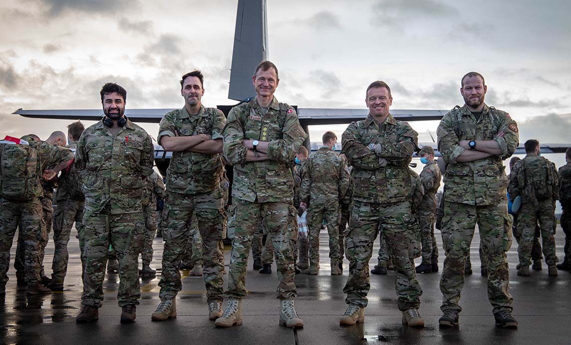 NATO Mission Iraq går ombord på den C-130, som skal transportere dem fra Aalborg til Bagdad. Generalløjtnant Per Pugholm ses i midten.