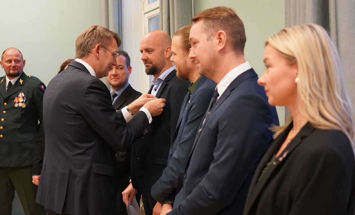 Troels Lund Poulsen uddeler medaljer til medaljemodtagere.