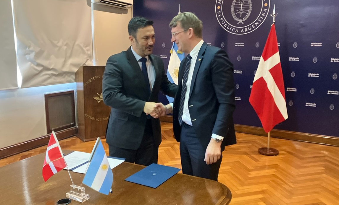 Forsvarsminister Troels Lund Poulsen mødes med sin argentinske minister­kollega, Luis Alfonso Petri.