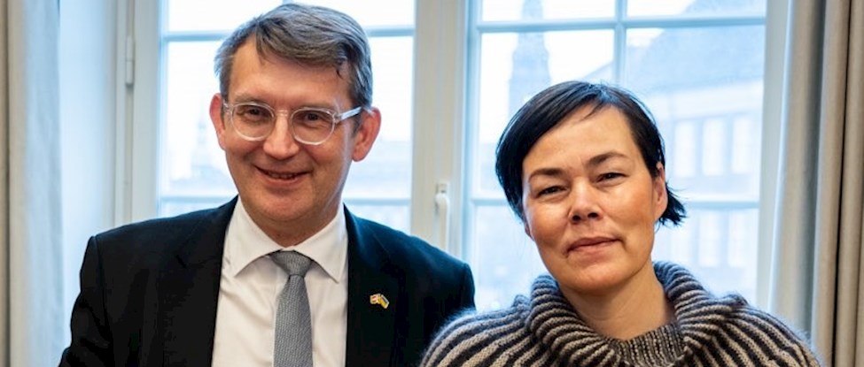 Foto af forsvarsminister Troels Lund Poulsen og Naalakkersuisoq for Selvstændighed og Udenrigsanliggender Vivian Motzfeldt.